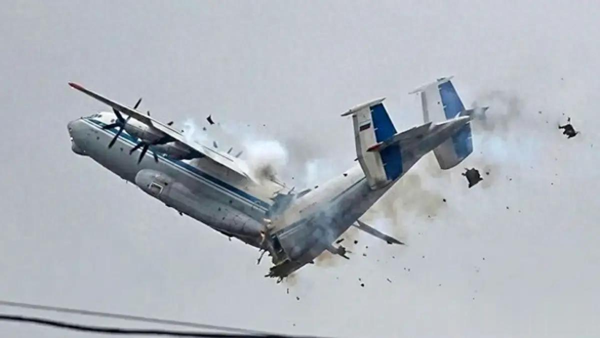 114吨机体临空折断，人员被甩出，俄军“空中巨兽”惨烈画面曝光