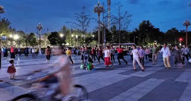 晚饭后的文化广场