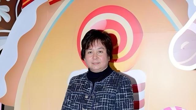 喜子影视短剧：赌王赞何超蕸“最能帮忙”