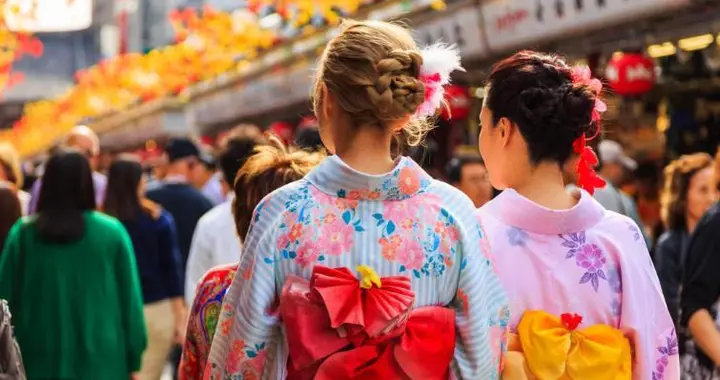 日本网友欢呼中国游客少了终于清净，结果人照样挤，税照样涨