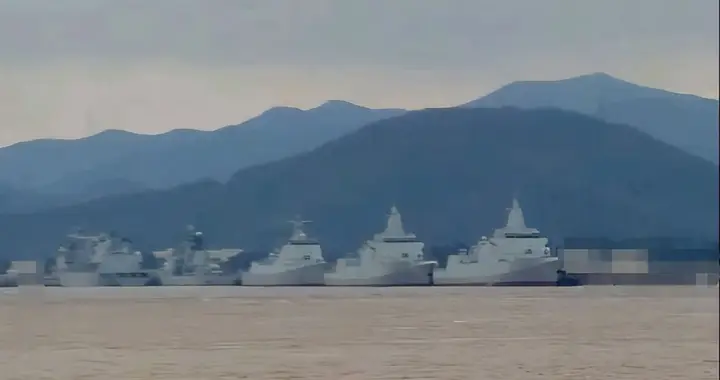 2艘055入列东海，福建舰8机同框震撼美媒，中国海军体系化成型