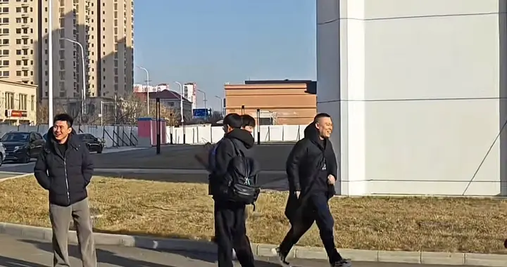 德云社岳云鹏闪现与伴舞互动，没有明星架子，调皮结束立刻跑路