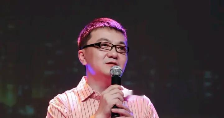 董路透露，其实他之前当过主持人跟解说员，而且也是野路子出身。