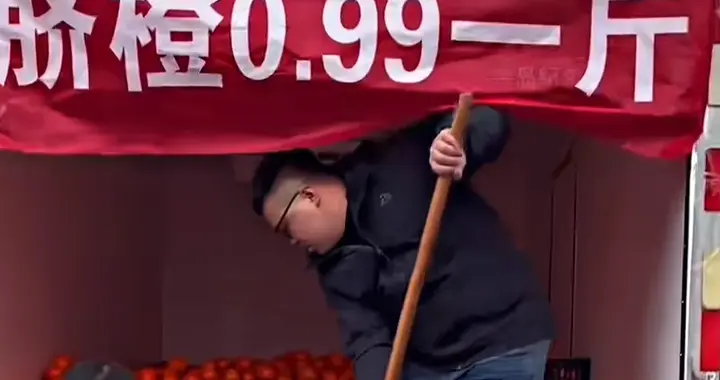 水果商天塌了，半挂司机贩卖水果，脐橙橘子榴莲超低价，异常火爆