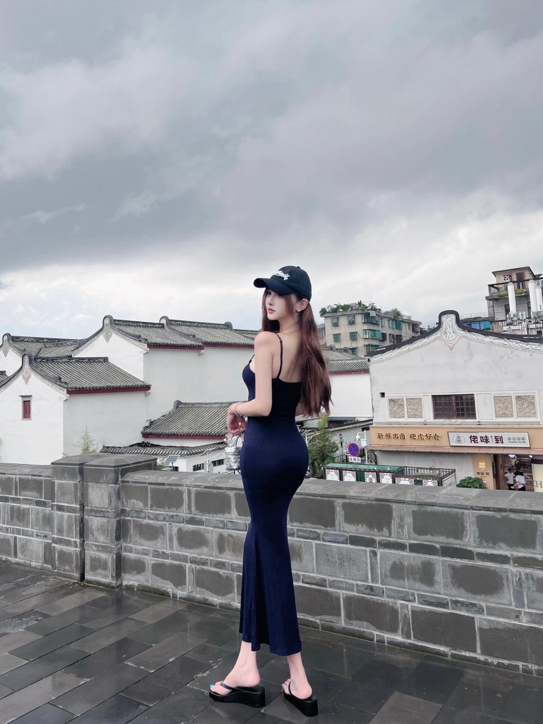 2025新款法式深蓝色吊带性感辣妹连衣裙