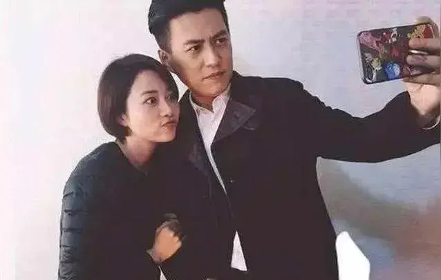 “靳东揭秘婚姻生活：铁汉柔情，厨房冷清背后的温馨故事”