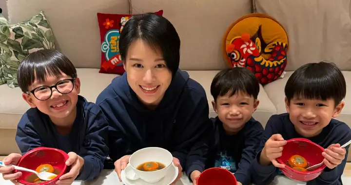 4岁小儿子最抢镜？胡杏儿晒亲子装吃汤圆，网友：这基因太强大了