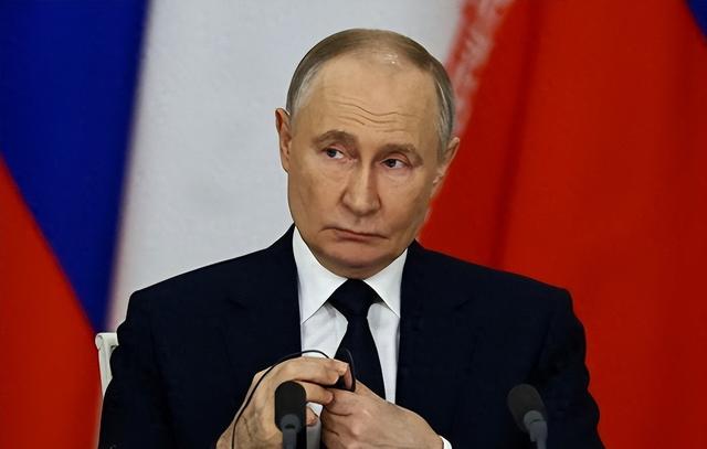 西方的双标，冻结俄三千亿，连中方船只都不敢上，乖乖放行