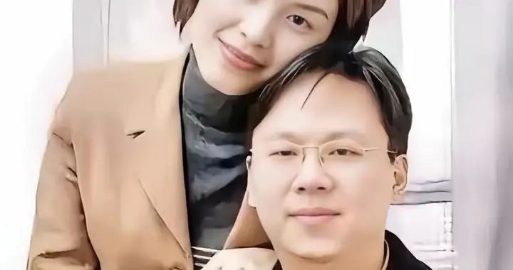 郑丽文和她的丈夫，两人是大学同学，结婚15年没有子女太可惜了！