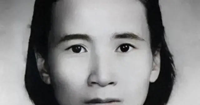 一名女地下党被捕时，谎称肚子疼去厕所，扔草丛一怀表后躲过一劫