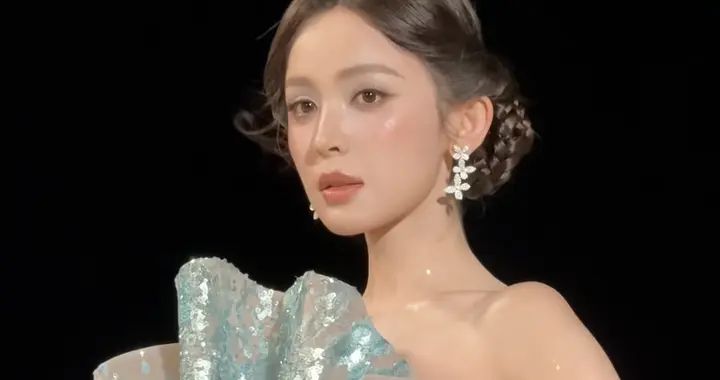 嘉人海边红毯：娜扎美艳，刘浩存粉嫩，却被一个00后女主持人抢镜