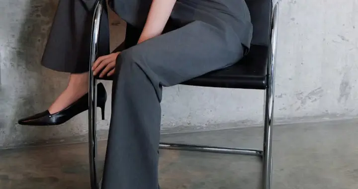 张婧仪脚踩黑色高跟又酷又美，活脱脱的女王范