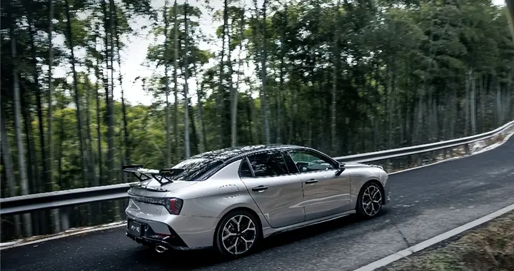 三段可调真碳尾翼！第三代领克03大尾翼版解锁多元驾趣