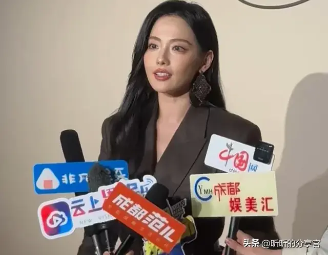 张嘉倪正式复出，时隔一年半首次公开露面，生图撞脸杨超越