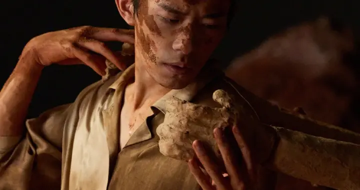 易烊千玺把自己埋进红泥里，这次他玩得有点狠