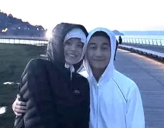 奚梦瑶何猷君法国旅行，打卡周杰伦专辑封面取景地，同框浪漫甜蜜