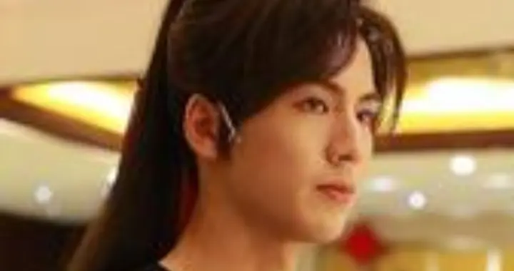 暖心破防！张凌赫叮嘱90岁追剧爷爷早点休息