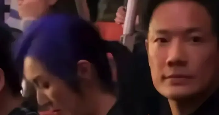 杨千嬅一家看林忆莲演唱会，她被拍偷拿东西，丈夫一脸嫌弃不耐烦