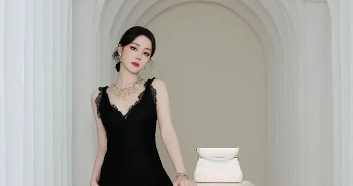 被迪丽热巴惊艳到！一袭黑色蕾丝长裙，优雅又高级！