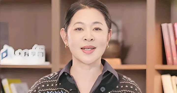 67岁倪萍：老妈今年94岁，我3次想送她回青岛都遭拒绝