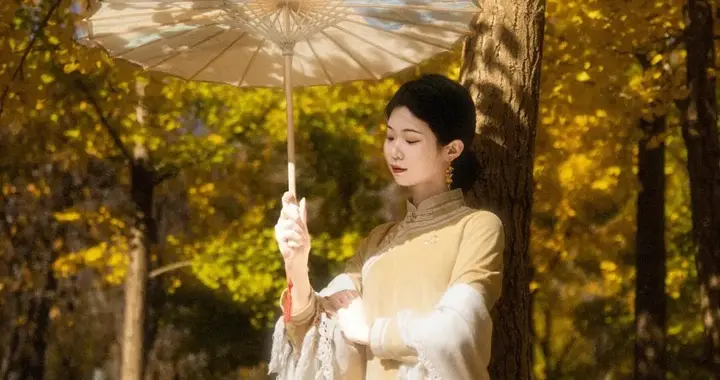 树叶变黄的树林里，模特穿上旗袍拍照，优雅大方，真的太美了
