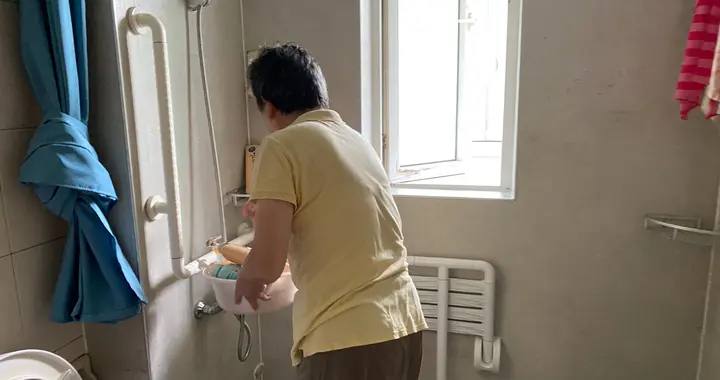 冬天老人洗澡，早灭阳晚生湿？什么时间最合适？提醒：3点需注意
