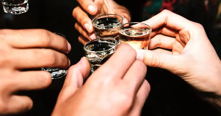 你以为喝酒解压？其实酒精正悄悄踩断你大脑的刹车系统