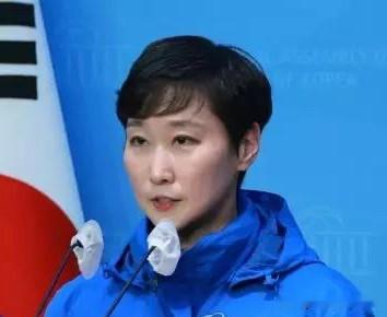 韩国共同民主党发言人李智恩因发言引发党内争议，于6月10日递交辞呈。 ...
