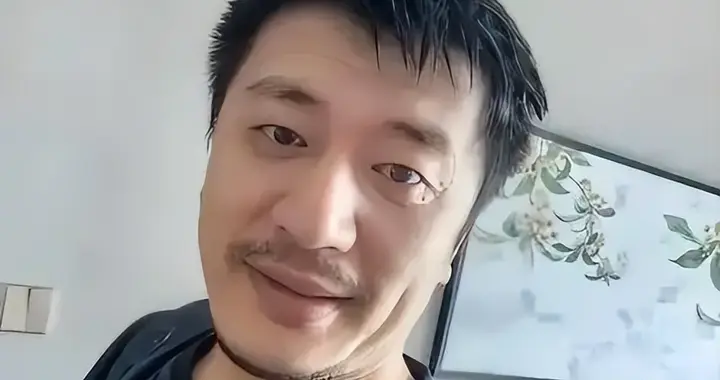 张雪峰离世5个月，被河南烧烤老板撞脸，却因AI造假被扒个底朝天