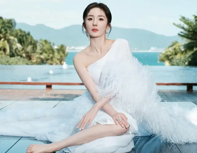 杨幂白色系列，完美穿搭，身材凸显