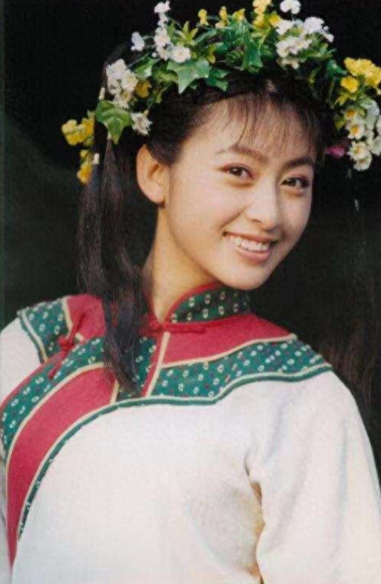 她是军艺校花，被大25岁张铁林抛弃后，为何又嫁给著名的“坏蛋”