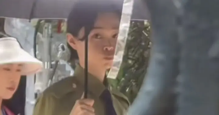 宋轶拍戏被偶遇，这身板一身正气，嘟嘴好萌呀！
