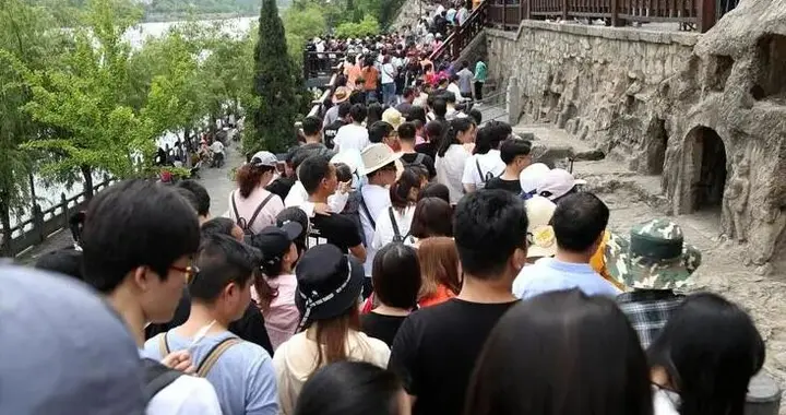 游客挤爆景区，商家却赚不到钱，旅游生意有多难做？