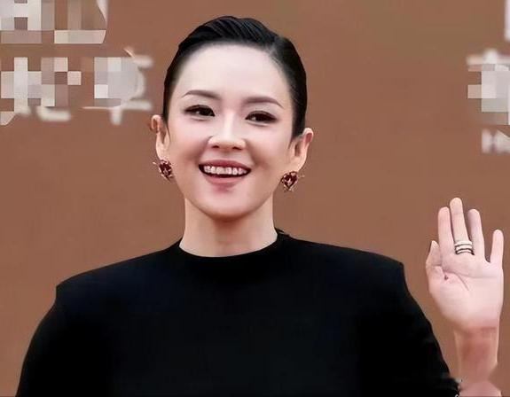 华表奖这晚，美腿关晓彤、深V高叶，都输给“全裹出镜”的章子怡