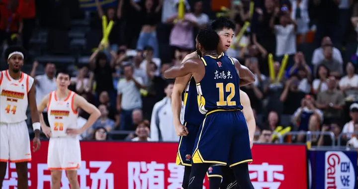 0.7秒补篮救主，广东2分险胜！徐杰8中2，奇兵半场12分仍未获重用