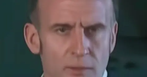 法国航母开到中东却说绝不参战：马克龙的“亮刀不砍”想骗谁