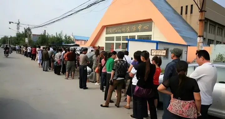 不用网红店、不靠代言，这家“机厂月饼”凭啥让东营人疯狂排队？