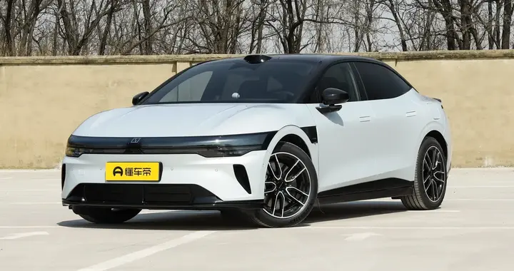 20万级极氪007：空气悬挂+激光雷达全配齐，焕新升级新黑马