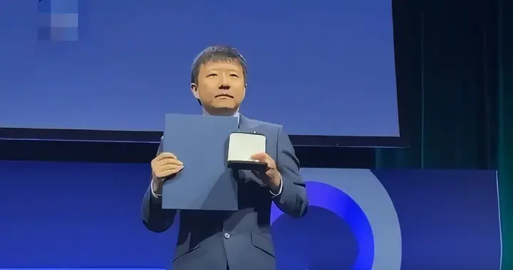 什么来头？中美法三国同时为她祝贺，马克龙公开喊话：到法国来！