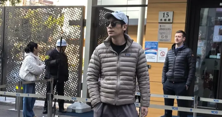 朱亚文单手插兜走在街上，帅气十足！