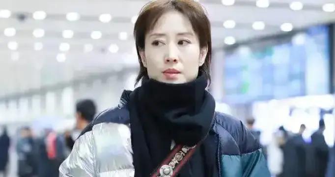 刘敏涛越老越时髦！穿拼色羽绒服+围巾+阔腿裤，减龄又洋气！