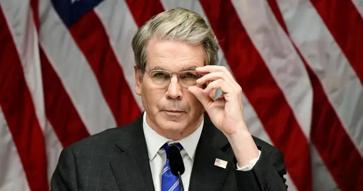 贝森特24小时内三变脸，1亿桶俄油放行，普京“白捡”百亿美元！