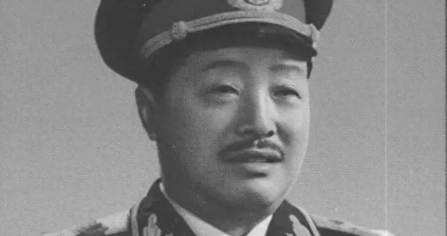 1955年贺龙视察海军学校时蹲地吃饭，说自己看不惯餐桌上的那一套