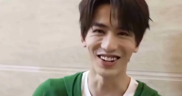 明星失去滤镜有多丑？张凌赫显老，孙俪僵硬畏缩，迪丽热巴太意外