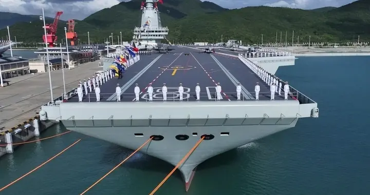 中国迈入三航母时代，福建舰正式入列授旗，背后意味着什么？