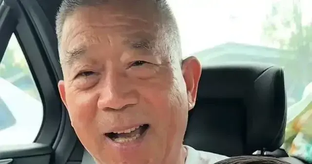 小天赐姐姐露面，被姐姐抱在怀里像母女，黄老看着女儿一脸幸福