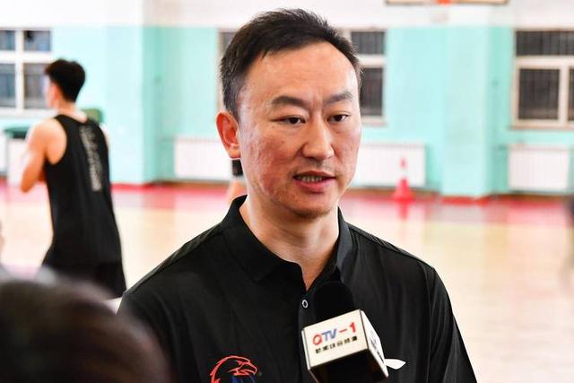 知名教练被曝出轨，全靠女儿在浴室发现陌生遮瑕膏，越挖越毁三观