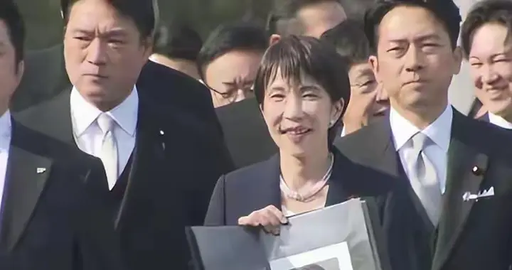 高市早苗抱安倍遗照参拜伊势神宫，日本最可怕军国主义童子军现身