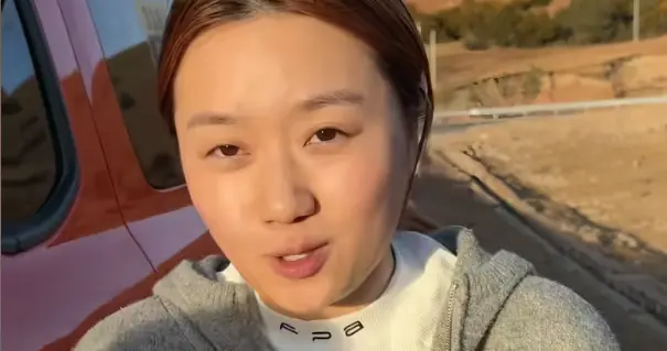 登上人民日报！318国道撞车，藏民借500元赔偿，女孩举动暖哭全网