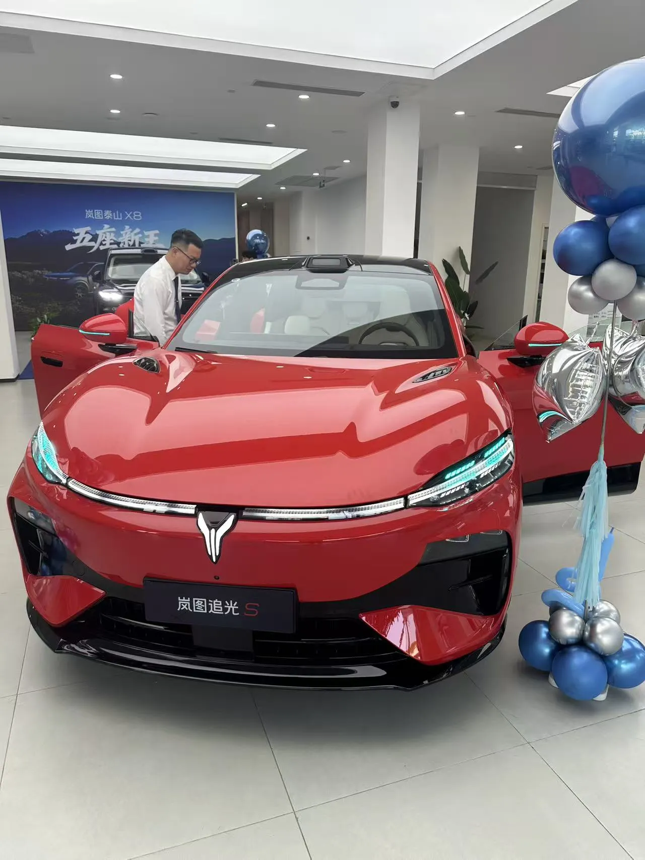 岚图追光 S 实车到店了，特意去体验了一把，最戳我的是无框车门开门降窗...